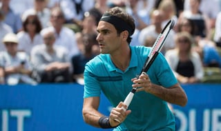 El título que ganó Federer en el torneo sobre pasto en la ciudad alemana de Stuttgart la semana pasada lo hizo subir desde el número 2. (ARCHIVO)