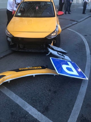 El taxi después de atropellar a varios peatones en una acera cerca de la Plaza Roja en Moscú, Rusia, el sábado pasado. (AP)