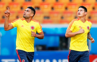 Radamel Falcao (i) y James Rodríguez durante la práctica de Colombia. (AP)