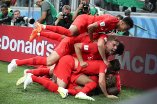 El festejo por la sufrida victoria de Inglaterra sobre Túnez fue eufórico por parte de los jugadores. (AP)