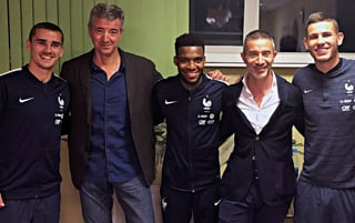 El consejero delegado del Atlético de Madrid, Miguel Ángel Gil (2i), junto a los internacionales franceses Antoine Griezmann (i), Lucas Hernández (d) y Thomas Lemar (c), que actualmente están en el Mundial 2018. (EFE)