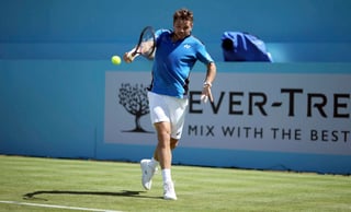 El suizo Stan Wawrinka enfrenta al británico Cameron Norrie en el primer día de actividades del torneo de Queen’s, en Londres. (AP)