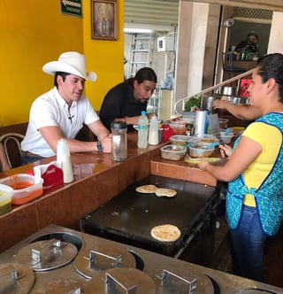 El actor y cantante Raúl Sandoval recién visitó Torreón y no perdió oportunidad de comer unas ricas gorditas laguneras. (ARCHIVO)