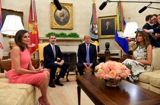 La pareja real, formada por Felipe VI y su esposa la reina Letizia, fue recibida por Trump en la residencia presidencial, en lo que fue mayormente un encuentro protocolar. (AP)