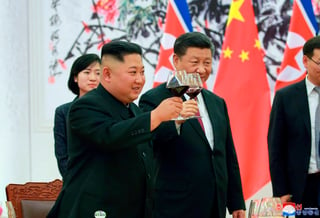 Lazos. Kim voló a Beijing para informar personalmente a Xi los resultados de la cumbre con Trump. (AP)