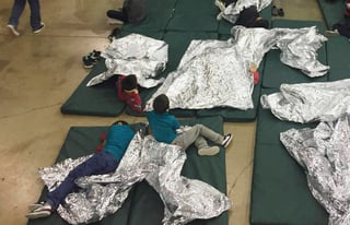 Desesperados. Los niños migrantes que se encuentran en albergues sufren por no saber nada de sus padres.