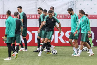 Cristiano Ronaldo (c) domina el balón en el entrenamiento de Portugal. El astro es pieza clave en el funcionamiento de su selección, que se enfrenta hoy a Marruecos. (EFE)