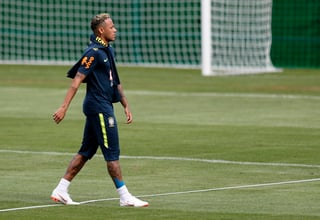 La estrella brasileña Neymar dejó la práctica de su selección debido a molestias en su tobillo derecho. (EFE)