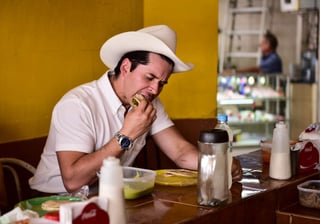 Sus ‘favoritas’. El también actor se saboreó dos gorditas de harina en un local del Mercado Juárez. (ÉRICK SOTOMAYOR) 