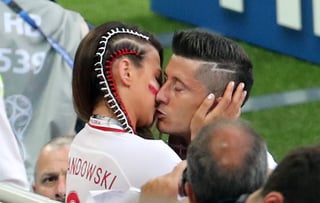 La esposa de Robert Lewandowski consuela al delantero polaco tras la derrota de ayer ante Senegal. (EFE)
