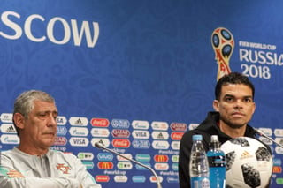 Fernando Santos, técnico de Portugal, y el defensa ‘Pepe’ acudieron ayer a rueda de prensa tras el entrenamiento de ayer en estadio Luzhniki. (EFE)