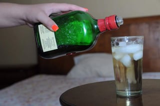Según un estudio las personas que toman más de una bebida alcohólica al día tiene riesgo  de mortalidad y de desarrollar algunos tipos de cáncer. (ARCHIVO) 