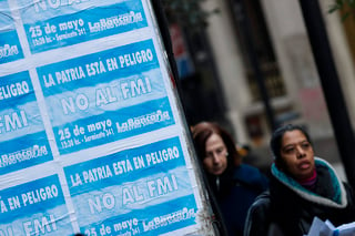 El directorio ejecutivo del Fondo Monetario Internacional aprobó el miércoles un préstamo de tres años para Argentina por 50,000 millones de dólares. (ARCHIVO)