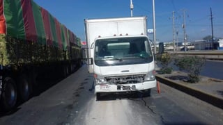 Uno de los vehículos involucrados es un camión Freightliner modelo 2018 de color blanco, el cual era conducido por Juan Carlos de 31 años de edad. (EL SIGLO DE TORREÓN) 

