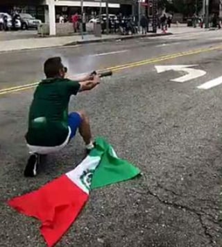 VIDEO: Aficionado mexicano lanza fuegos pirotécnicos a oficiales de policía