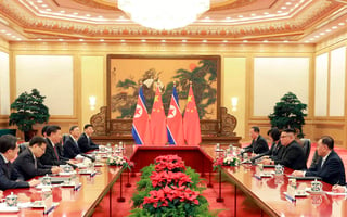 La reunión tuvo lugar durante el segundo y último día de una visita de dos jornadas del líder norcoreano al país vecino, y tras la tercera cumbre celebrada por Kim y Xi en apenas cien días. (AP)