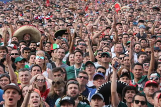 Aficionados mexicanos y alemanes en el Fan Fest, donde se pueden seguir todos los partidos en vivo, en Rusia. Detienen a tres mexicanos por robo