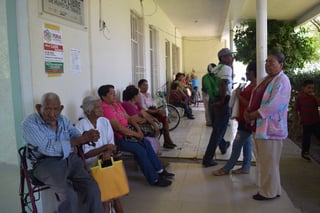 En espera. Ayer el grupo de personas de varios ejidos esperaban que el alcalde los recibiera para revisar sus solicitudes. (EL SIGLO DE TORREÓN/MARY VÁZQUEZ) 