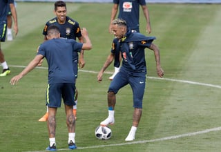 Neymar pisa un balón durante un entrenamiento de la selección
de Brasil en Sochi, Rusia. (AP)