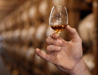  Buena parte del whiskey de centeno que se añeja en cientos de barriles en la destilería Catoctin Creek en Virginia podría ser consumido en Europa, un mercado que la empresa de nueve años ha cultivado a costa de grandes inversiones. (AP)