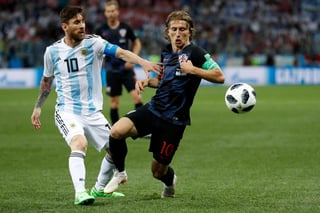 Lionel Messi disputa un balón con Luka Modric en el partido de la fecha 2 del grupo D.