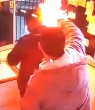 VIDEO: Criminal le prende fuego a un hombre y se retira tranquilamente