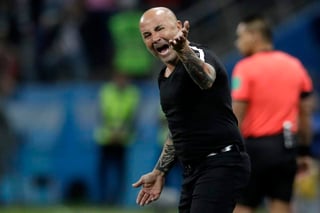 El técnico del cuadro albiceleste quiso quitar culpa a su guardameta y se responsabilizó de la debacle de Argentina por no haber acertado con el esquema que planteó durante el choque. (AP)
