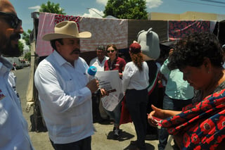 Campaña. Ayer el candidato al Senado Armando Guadiana realizó un recorrido por el mercado de la colonia Fovissste. (GUADALUPE MIRANDA)