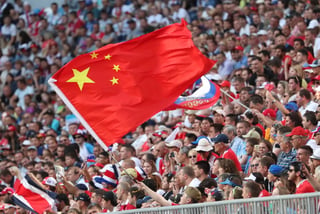 Una bandera china ondea en el estadio de Samara, durante el partido de Costa Rica y Serbia. (EFE)