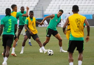 La selección de Nigeria durante el entrenamiento de ayer, previo al importante duelo ante Islandia. Nigeria e Islandia chocan en duelo clave