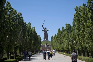 Visitantes pasean alrededor de la Estatua de la Madre Patria, en Volgogrado, donde los rusos vencieron a los alemanes.