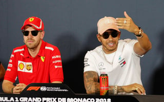 Sebastian Vettel (i) aventaja por un punto al británico Lewis Hamilton en el primer lugar de la clasificación de pilotos. (Archivo)