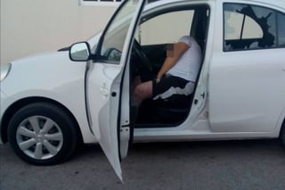 Fallecido. El cuerpo del joven fue localizado en el asiento del conductor de un vehículo Nissan March de color blanco. (EL SIGLO DE TORREÓN)