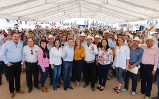 Apoyo. El gobernador, José Rosas Aispuro Torres, entregó semilla de avena certificada, alimento para ganado bovino y apoyos del seguro catastrófico para varios municipios. (CORTESÍA)