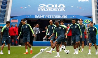 Jugadores de la selección brasileña participan en un entrenamiento hoy, jueves 21 de junio de 2018, en el estadio de San Petersburgo (Rusia). Brasil enfrentará a Costa Rica en un juego del grupo E del Mundial de Rusia 2018 este 22 de junio. (EFE)