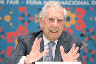 Vargas Llosa, que fue ingresado en observación en un hospital de Madrid tras su caída en la madrugada de ayer, abandonó hoy ese centro sanitario en un vehículo. (ARCHIVO)