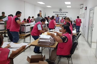Preparativos. En el Distrito 06, la integración de los paquetes electorales inició desde el jueves. (EL SIGLO DE TORREÓN)