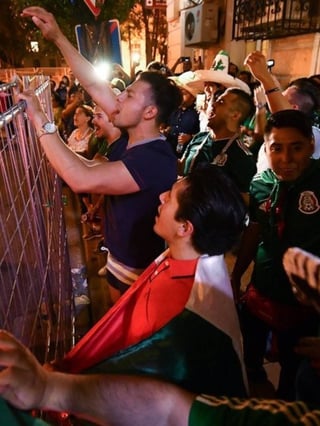 Aficionados mexicanos se dieron cita en el hotel de concentración de la Selección para cantarles.