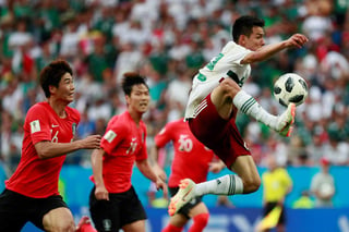 El delantero mexicano Hirving Lozano (d) controla un balón durante el partido Corea Sur-México. (EFE)