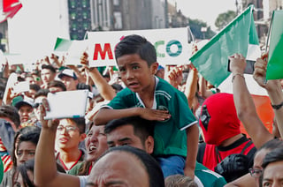  Un joven aficionado de México canta el himno nacional durante la transmisión del partido del Mundial de Rusia 2018 entre México y Corea del Sur (EFE)