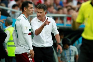 El entrenador de México, Juan Carlos Osorio, da indicaciones al defensa mexicano Rafael Márquez (i) durante el partido Corea Sur-México. Osorio rota otra vez y gana partida