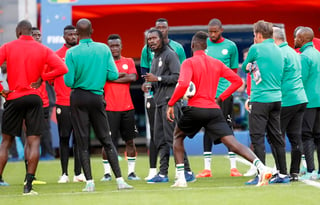 El entrenador Aliou Cisse dirige la práctica de Senegal. Senegal-Japón; duelo entre 2 equipos que sorprenden
