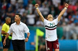 Con el tanto marcado ayer ante Corea del Sur, Javier Hernández ha anotado gol en los tres Mundiales que ha participado. (AP)