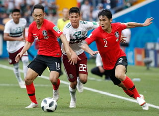 La selección de Corea del Sur cometió 24 faltas en el partido de ayer, varias fueron contra Lozano. (EFE)