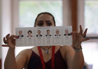 Tras el recuento del 50.3 por ciento de los votos, Erdogan quedó en primer lugar con el 56.5 por ciento de apoyos, seguido del socialdemócrata Muharrem Ince, con el 28,6 por ciento. (AP) 
