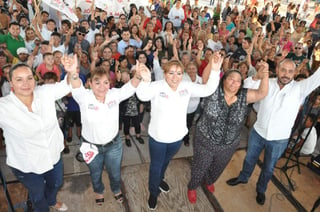 La culminación de sus campañas, la realizaron en la colonia Parque Hundido, donde se reunieron cientos de personas par brindar el apoyo a las aspirantes del Partido Revolucionario Institucional (PRI) en los distritos de Gómez Palacio. (EL SIGLO DE TORREÓN) 
