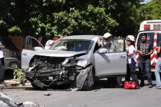 Accidente. La conductora de uno de los vehículos involucrados resultó herida y fue auxiliada por paramédicos de Cruz Roja. (EL SIGLO DE TORREÓN)