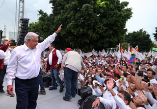 Campaña. Andrés Manuel López Obrador saluda a simpatizantes en su cierre de campaña en Guadalajara, Jalisco. (EL UNIVERSAL)