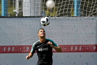 El portugués Cristiano Ronaldo cabecea el balón durante un entrenamiento de su selección.