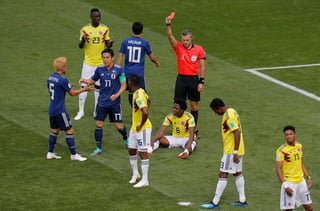 El árbitro Damir Skomina saca la tarjeta roja al volante colombiano Carlos Sánchez, en el piso, durante el partido ante Japón por el Grupo H del Mundial, el 19 de junio. Le dedican triunfo a Sánchez